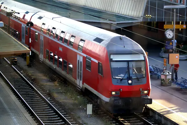 Regionalexpress am Bahnhof