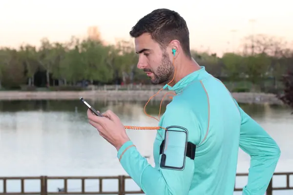Mann beim joggen mit Smartphone