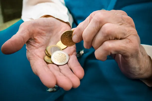 Altersarmut: Seniorin zählt Kleingeld