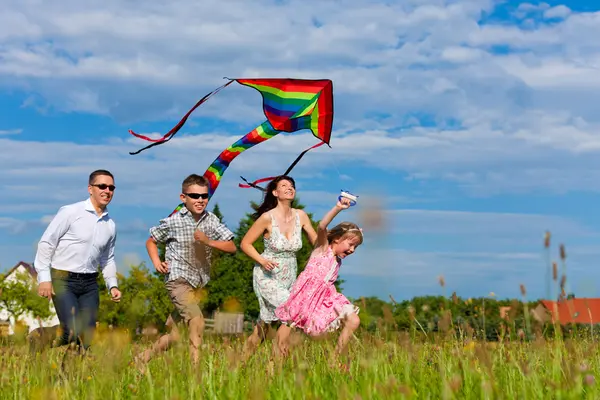 Familie draußen im Sommer beim guten Wetter