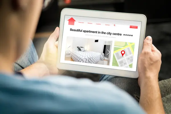 Ein Mann sucht online nach einer Wohnung
