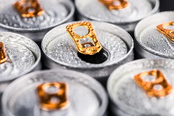 Mehrere Dosen mit Energydrinks
