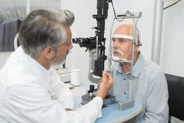Ein älterer Mann lässt sich von einem Augenarzt untersuchen