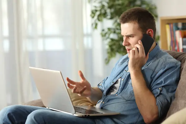 Ein Mann telefoniert und macht ein verärgertes Gesicht