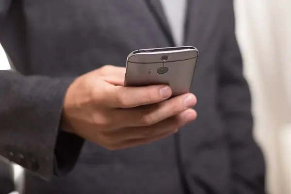 Mann mit Smartphone