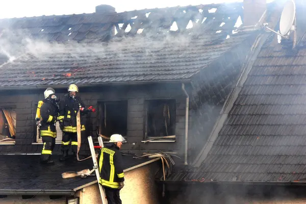 Feuerwehr löscht einen Häuserbrand