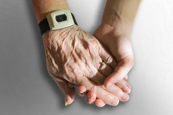 eine junge Hand hält eine alte