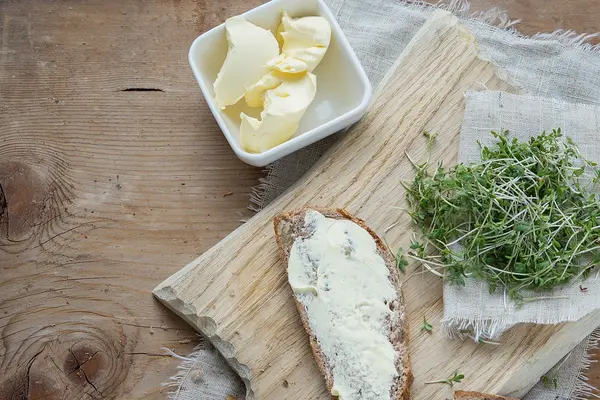 Ein Butterbrot auf einem Brettchen