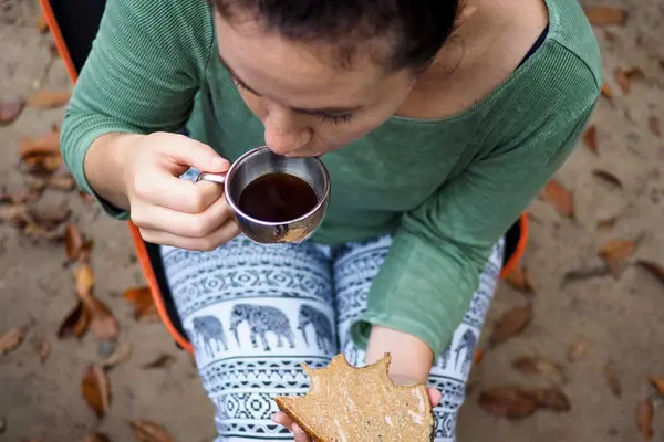 Eine Frau trnkt Kaffee
