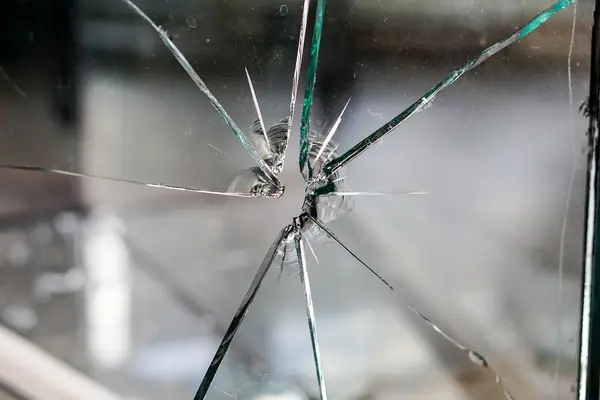 zerbrochene Fensterscheibe