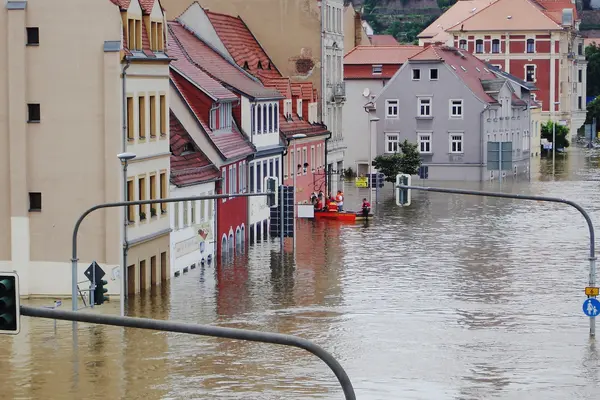 Hochwasser überflutet eine Stadt