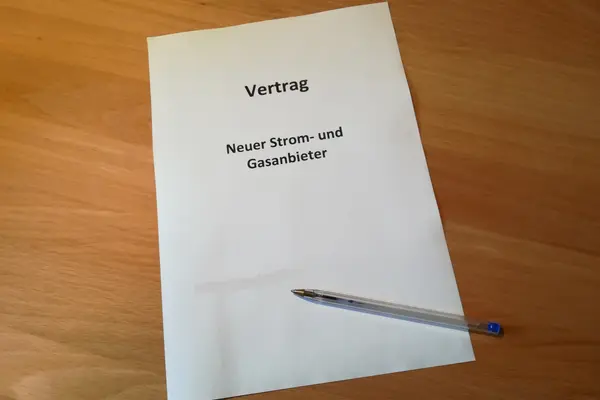 Ein Vertrag liegt auf einem Tisch. 