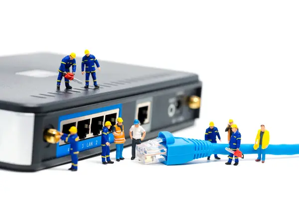 Figuren stehen neben einen Router und wollen ihn mit dem Internet verbinden.