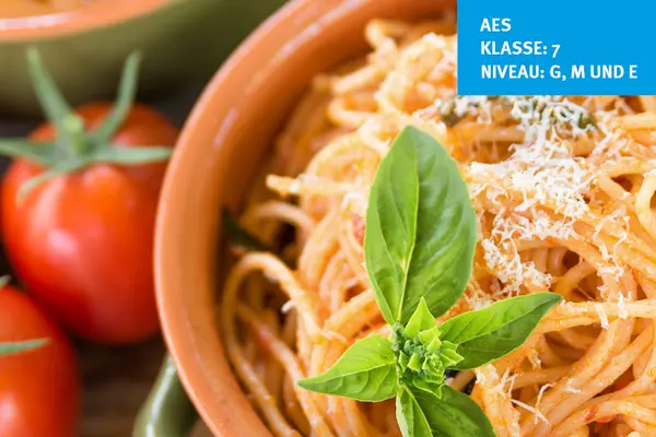 Teller mit Spaghetti und Tomatensoße