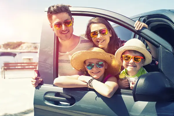 Familie mit zwei Kindern macht Reise in den Urlaub