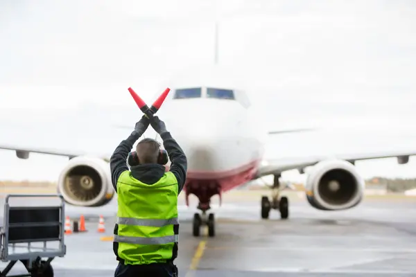 Fluglotse gibt Flugzeug Anweisungen