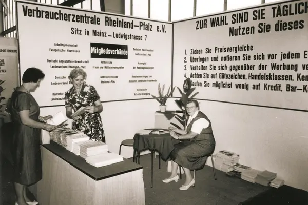 Drei Frauen an einem Messestand im Jahr 1960.