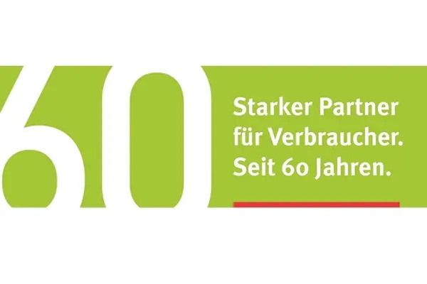 Ein weißes Logo auf hellgrünem Untergrund.