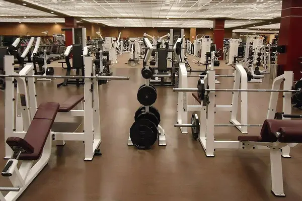 Ein leeres Fitnessstudio mit vielen Krafttrainingsgeräten