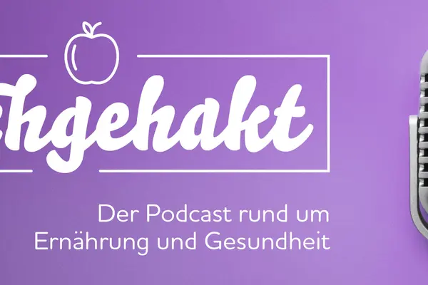 Nachgehakt: Der Podcast der Verbraucherzentrale Berlin. Coverbild mit Retro-Mikrofon auf blauem Hintergrund