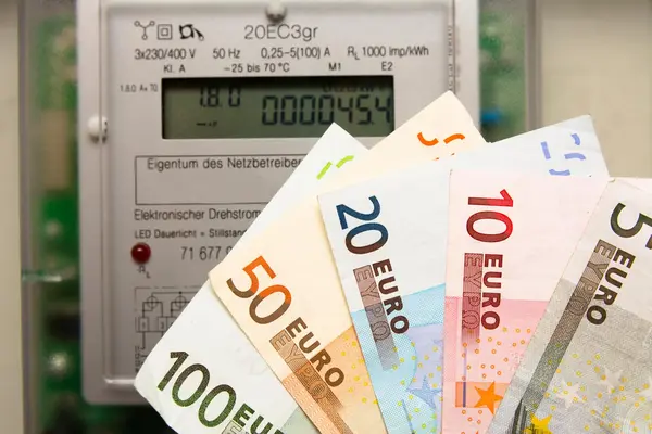 Stromzähler für PV-Anlagen sind auch mit Kosten verbunden.