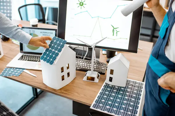 Die Planung einer Photovoltaik-Anlage anhand eines Modells.