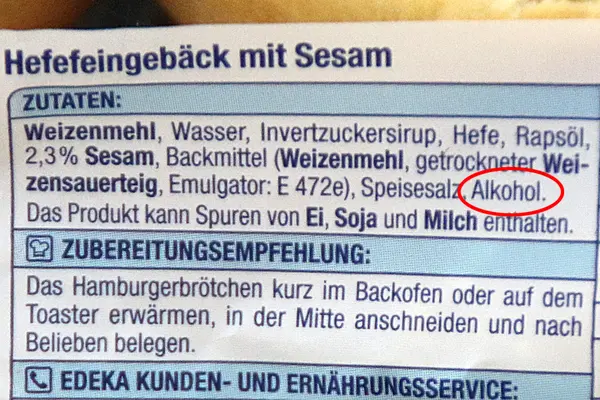 Zutatenliste einer Burger-Brötchen-Verpackung mit eingekreistem Wort "Alkohol".