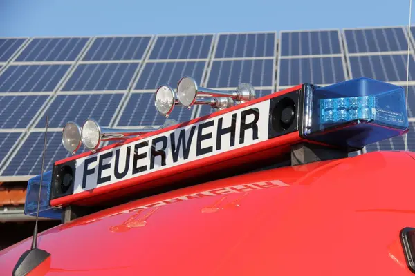 Die Feuerwehr kümmert sich um mögliche Brände einer PV-Anlage.