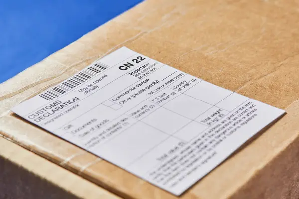 Ein Paket mit einem Zollformular