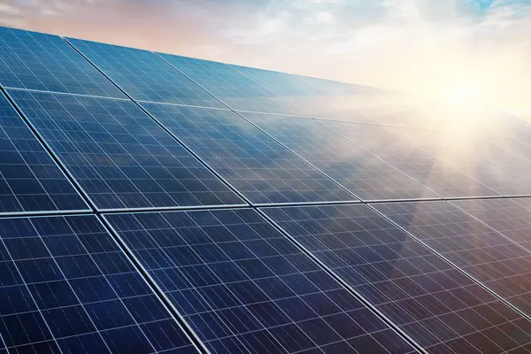 Solaranlage auf dem Dach eines Mehrfamilienhauses zur Erzeugung von Mieterstrom.