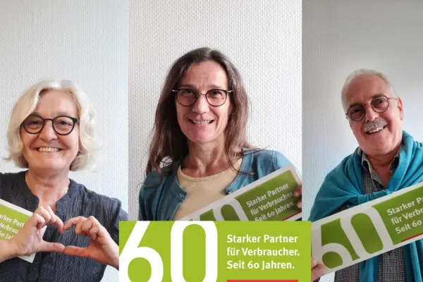 Fotos von mehreren Personen, die ein Schild mit der Aufschrift 60 Jahre Verbraucherzentrale hochhalten.