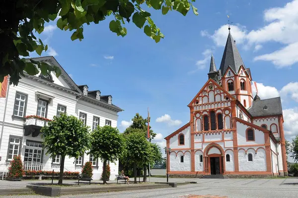 Ein großer Platz mit einem Haus mit Turmspitze.