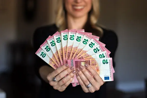 Frau mit Geldscheinen