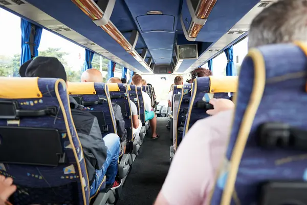 Urlauber sitzen in einem Reisebus