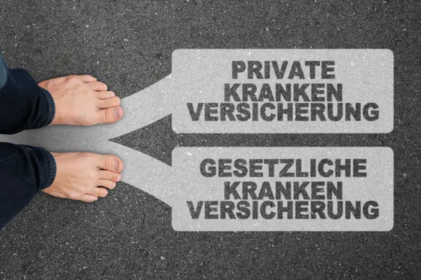 Zwei Füße stehen auf einem Weg mit zwei Wegweisern zu privater und gesetzlicher Krankenkasse.