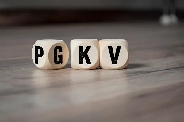Drei Würfel, auf denen die Buchstaben P, G, K und V stehen