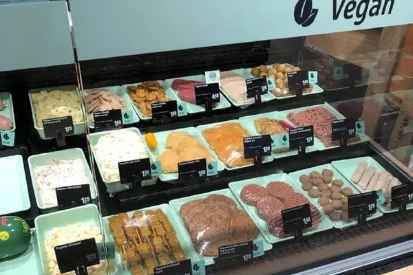 Eine Frischetheke im Supermarkt mit veganen Produkten.