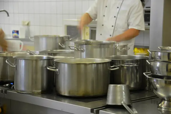 Küche mit Töpfen