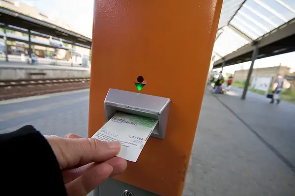 Jemand entwertet eine Fahrkarte
