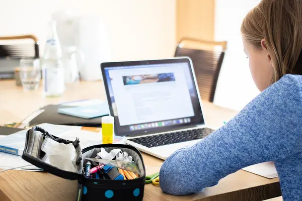 Schülerin vor Computer