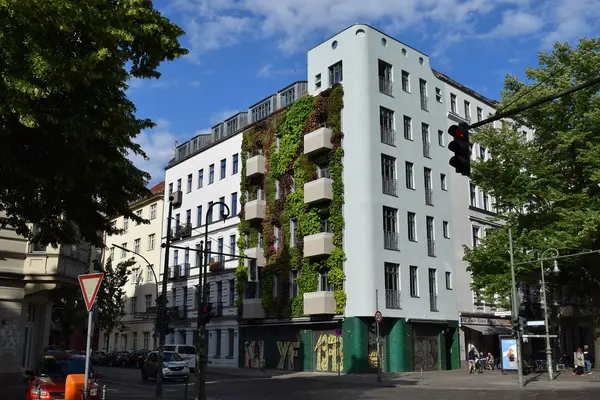Fassadenbegrünung an einem Mehrfamilienhaus