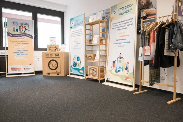 Eine Ausstellung mit verschiedenen Exponaten.