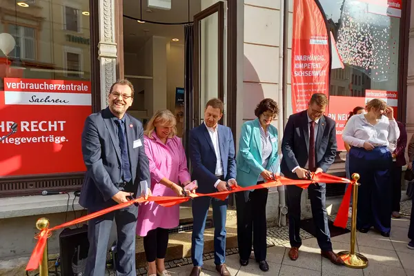 Feierliche Durchschneidung des Bandes vor der Verbraucherzentrale in Görlitz