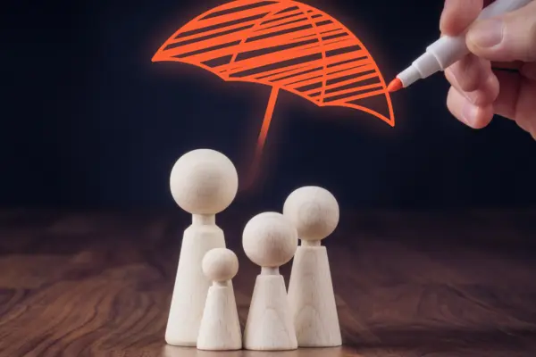 Helle Holzfiguren unter einem handgezeichneten orangenen Schirm
