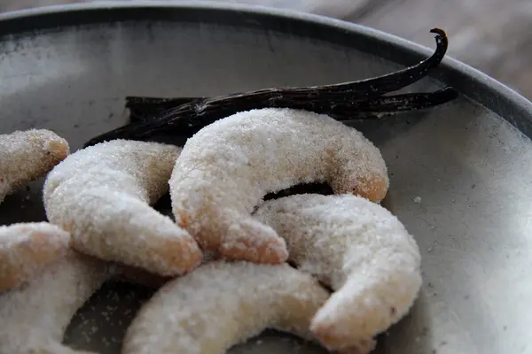 Ein Teller mit Vanillekipferl