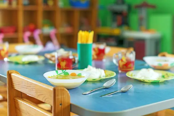 Ein gedeckter Tisch in einer Kindertagesstätte