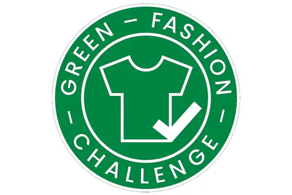 Logo der App "Green Fashion Challenge" mit Schriftzug, Illustration eines Shirts und Haken