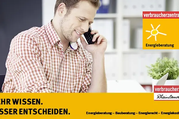 Verbraucher sitzt vor Notebook und hält ein Telefon am Ohr
