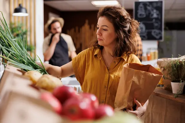 Frau beim Einkaufen im Supermarkt