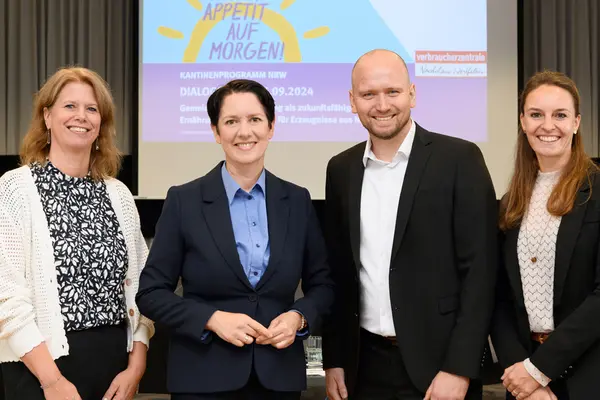 Silke Gorißen, Ministerin für Landwirtschaft und Verbraucherschutz NRW und Vertreter:innen der Verbraucherzentrale NRW